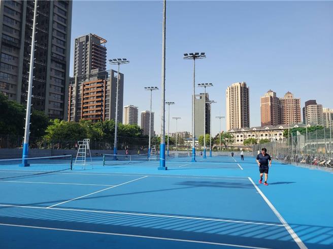 狼队主帅：三个丢球如孩童游戏般白送曼联